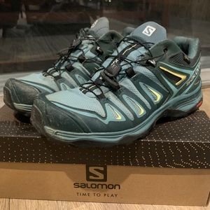Like New Waterproof Salomon Hiking Shoes (7.5)